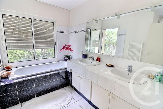 Maison à vendre - 7 pièces - 200 m2 - St Raphael - 83 - PROVENCE-ALPES-COTE-D-AZUR