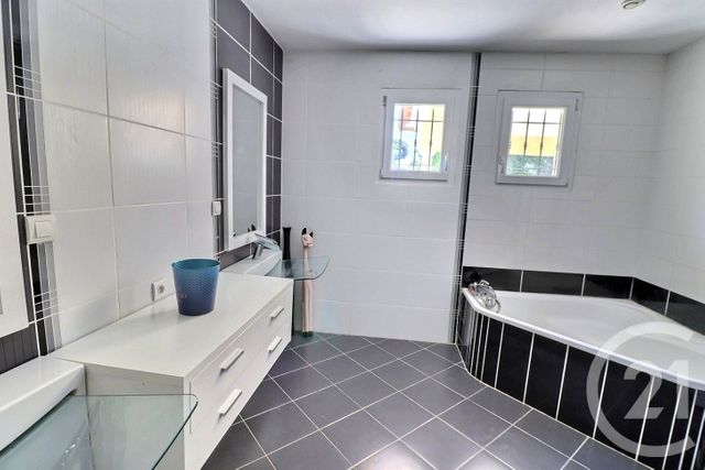 Maison à vendre - 6 pièces - 195 m2 - Frejus - 83 - PROVENCE-ALPES-COTE-D-AZUR