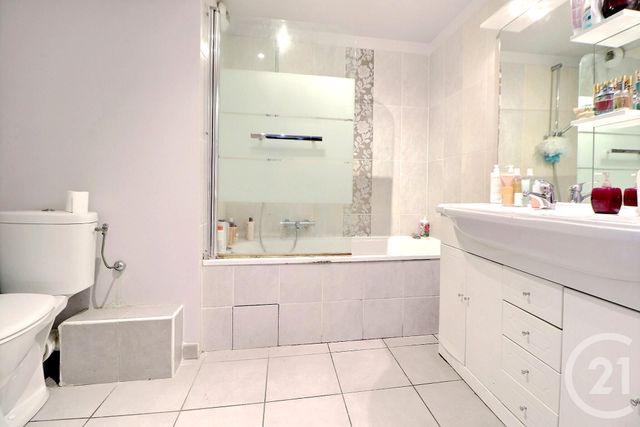 Appartement T3 à vendre - 3 pièces - 68 m2 - Frejus - 83 - PROVENCE-ALPES-COTE-D-AZUR