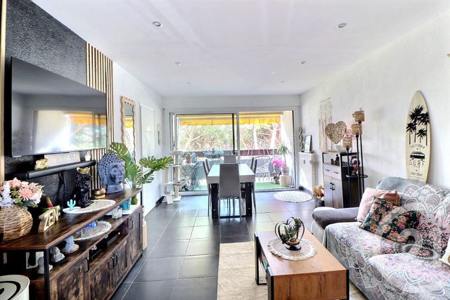 Appartement T4 à vendre - 4 pièces - 76 m2 - Frejus - 83 - PROVENCE-ALPES-COTE-D-AZUR