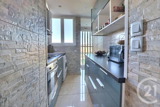 Appartement T4 à vendre - 4 pièces - 64 m2 - Frejus - 83 - PROVENCE-ALPES-COTE-D-AZUR