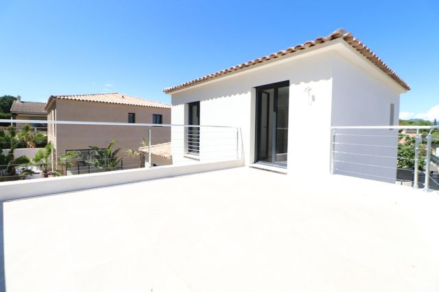 Maison à vendre - 4 pièces - 103 m2 - Roquebrune Sur Argens - 83 - PROVENCE-ALPES-COTE-D-AZUR