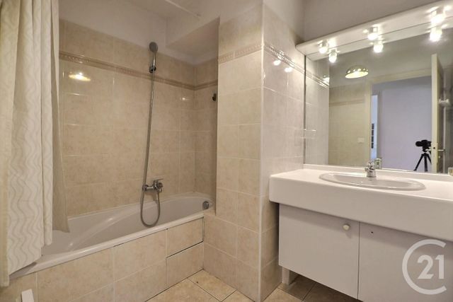 Appartement F3 &agrave; vendre - 3 pi&egrave;ces - 72,37 m2 - St Raphael - 83 - PROVENCE-ALPES-COTE-D-AZUR