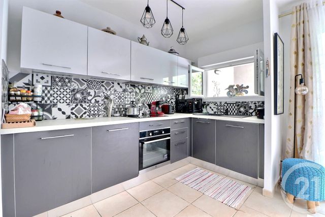 Afficher la photo en grand Appartement T3 à vendre - 3 pièces - 75 m2 - St Raphael - 83 - PROVENCE-ALPES-COTE-D-AZUR