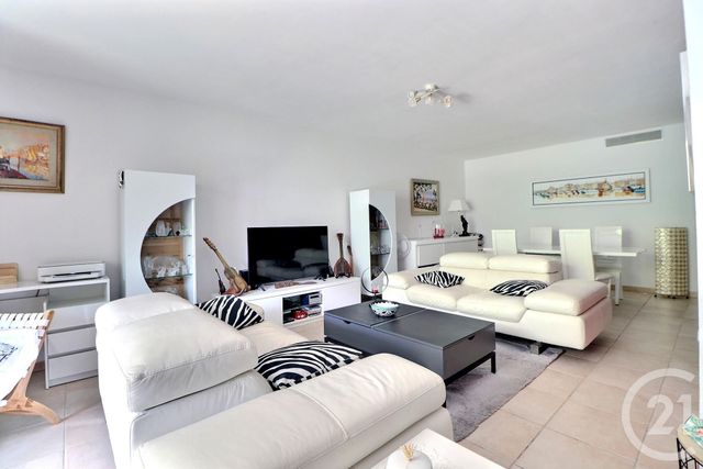 Afficher la photo en grand Appartement T3 à vendre - 3 pièces - 75 m2 - St Raphael - 83 - PROVENCE-ALPES-COTE-D-AZUR