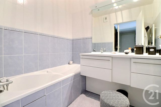 Afficher la photo en grand Appartement T3 à vendre - 3 pièces - 75 m2 - St Raphael - 83 - PROVENCE-ALPES-COTE-D-AZUR