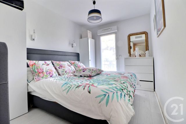 Afficher la photo en grand Appartement T3 à vendre - 3 pièces - 75 m2 - St Raphael - 83 - PROVENCE-ALPES-COTE-D-AZUR