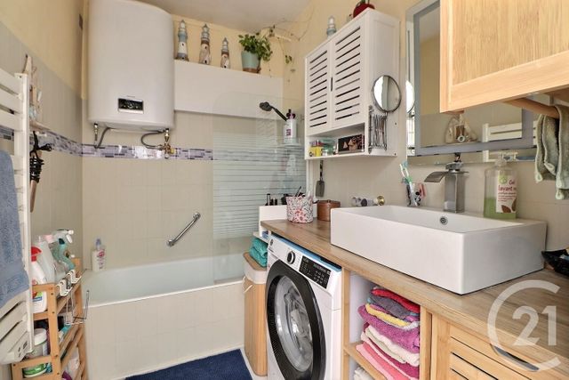 Appartement F2 à vendre - 2 pièces - 41 m2 - St Raphael - 83 - PROVENCE-ALPES-COTE-D-AZUR