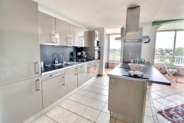 Appartement F4 &agrave; vendre - 4 pi&egrave;ces - 79 m2 - St Raphael - 83 - PROVENCE-ALPES-COTE-D-AZUR