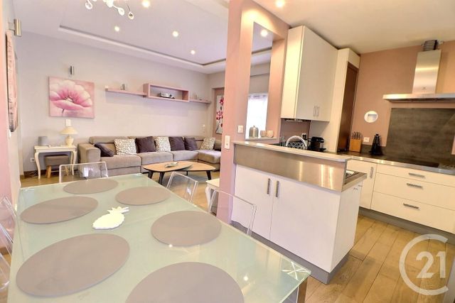 Afficher la photo en grand Appartement T4 à vendre - 4 pièces - 100,90 m2 - St Raphael - 83 - PROVENCE-ALPES-COTE-D-AZUR