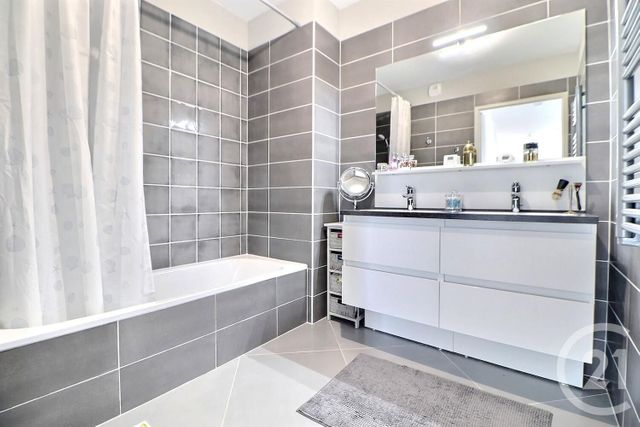 Appartement T3 à vendre - 3 pièces - 75,78 m2 - Frejus - 83 - PROVENCE-ALPES-COTE-D-AZUR