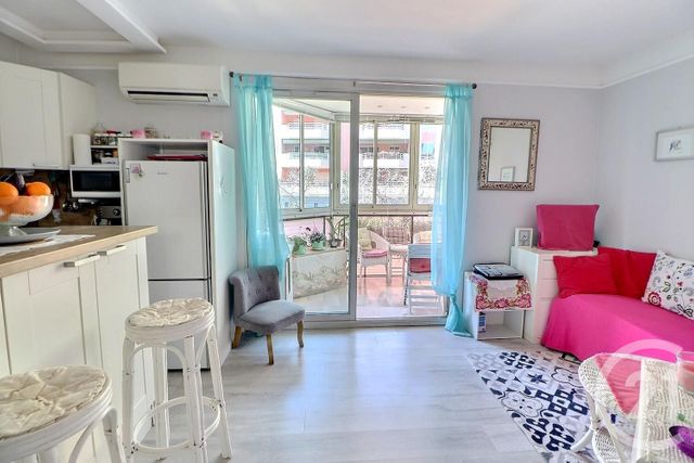 Afficher la photo en grand Appartement T2 à vendre - 2 pièces - 29 m2 - St Raphael - 83 - PROVENCE-ALPES-COTE-D-AZUR