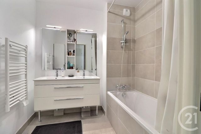 Appartement F3 à vendre - 3 pièces - 61,23 m2 - Frejus - 83 - PROVENCE-ALPES-COTE-D-AZUR