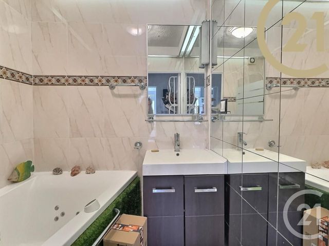 Appartement T3 à vendre - 3 pièces - 69,49 m2 - Frejus - 83 - PROVENCE-ALPES-COTE-D-AZUR